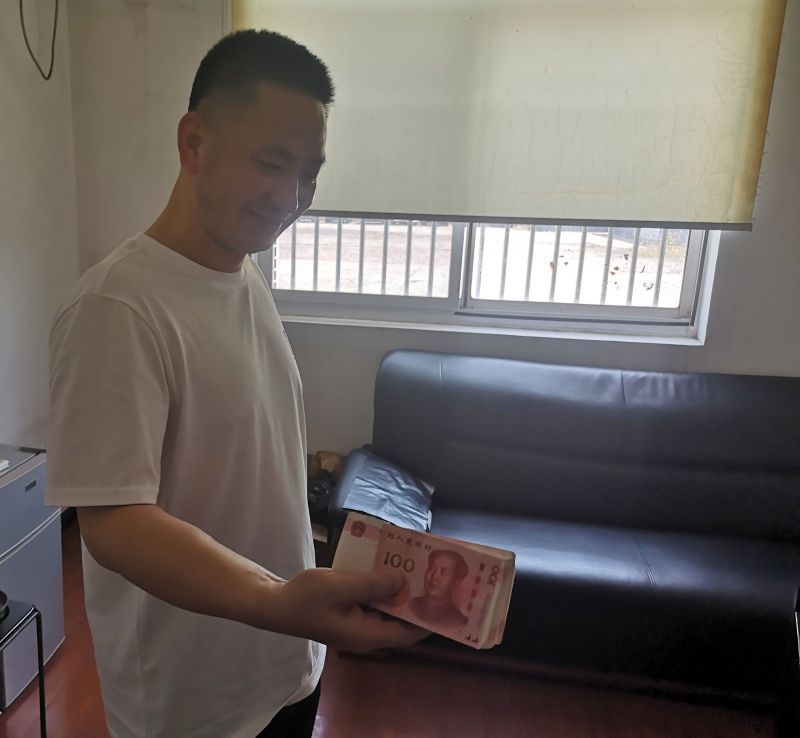 點(diǎn)贊！拾金不昧好的哥 萬元現(xiàn)金物歸原主